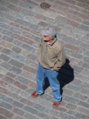 Tallinn, Estonya - Haziran 2012 yaklaşık: tanımlanamayan ihtiyar meydanda bekliyor