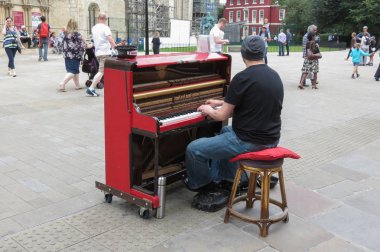 York, İngiltere - yaklaşık Ağustos 2015: her zamanki gibi York sokakta gerçekleştirme Karl Mullen sokak piyanist