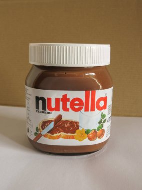 Roma, İtalya - Şubat 2015 yaklaşık: Nutella kavanozu Ferrero Nutella en iyi bilinen İtalyan ürünleri için birkaç on yıl dünya çapında biri olmuştur