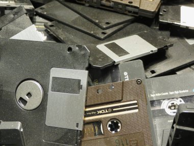 Amsterdam, Hollanda - Nisan 2013 yaklaşık: Manyetik disketler ve Tdk teyp cassettee analog müzik kayıt için