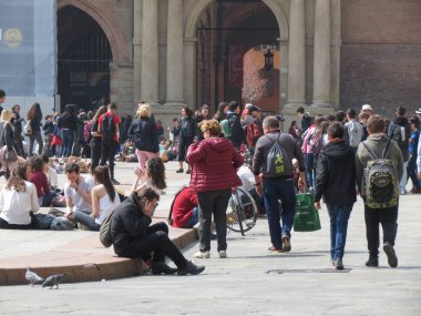 Bologna, İtalya - Nisan 2018 yaklaşık: oturan ve üniversite bölgesinde gezinme öğrenciler
