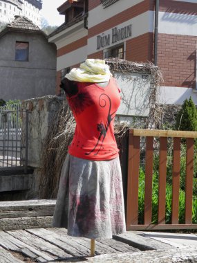 Karlstejn, Çek Cumhuriyeti - Nisan 2011 - yaklaşık bir sokak pazarında kırmızı top ve gri etek kadın manken