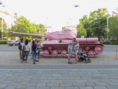 Brno, Çek Cumhuriyeti - Mayıs 2017 yaklaşık: pembe tank, tartışmalı parça çek sanatçı David Cerny tarafından 1991 yılında yayımlanan