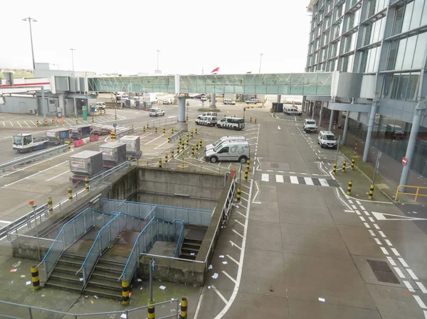 伦敦希斯罗机场 大约在 2014 伦敦希思罗机场是世界 与数以千计的乘客每天繁忙的机场之一 — 图库照片