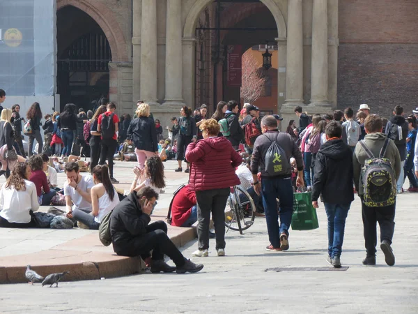 Bologna Italia Circa Abril 2018 Estudiantes Sentados Paseando Por Distrito — Foto de Stock