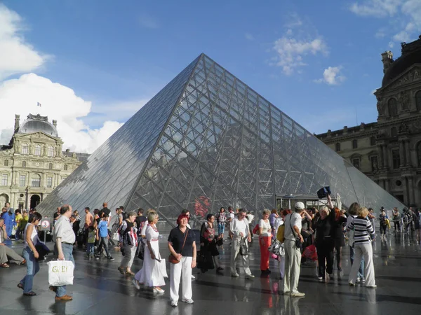 Paris França Circa Agosto 2011 Turistas Perto Pirâmide Vidro Museu — Fotografia de Stock