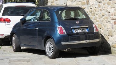 Arezzo, İtalya - Nisan 2016 yaklaşık: şehir merkezinin bir sokakta park edilmiş mavi Fiat yeni 500 araba