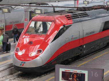 Milan, İtalya - Ocak 2014 yaklaşık: Milano Centrale, ana tren istasyonu, Milan Frecciarossa yüksek hızlı tren ile