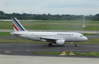 Düsseldorf, Almanya - Haziran 2012 yaklaşık: Airbus A319 uçakları Airfrance şirketin kapalı almak için hazır