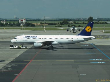 Prague, Çek Cumhuriyeti - Haziran 2016 yaklaşık: Airbus A320-200 taksi sırasında Lufthansa Havayolları