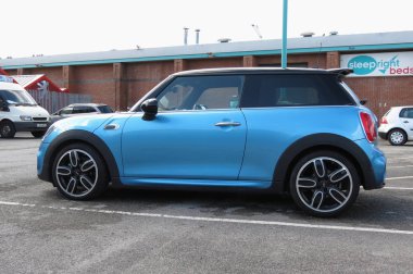 York, İngiltere - yaklaşık Ağustos 2015: mavi Mini Cooper araba (yeni model 2013 itibaren üretilen,)