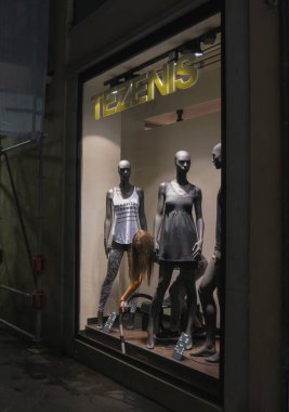 Padua, İtalya - Temmuz 2014 yaklaşık: şık moda salonu şehir merkezinde yüksek couture kıyafetler, İtalya dünya çapında ünlü olan görüntüleme