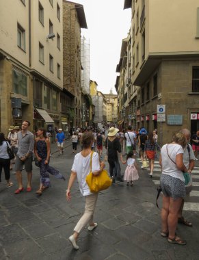 Florence, İtalya - Temmuz 2016 yaklaşık: street turist ile Ortaçağ merkezinde