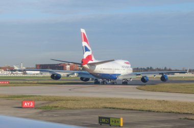 Londra Heathrow, İngiltere - yaklaşık Aralık 2014: Boeing 747 Jumbo uçak pistte kalkışa hazır British Airways