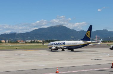 Orio Al Serio, Bergamo, İtalya - Eylül 2015 - yaklaşık Ryanair uçak Boeing 737-800 için hazırlık pistte çıkar