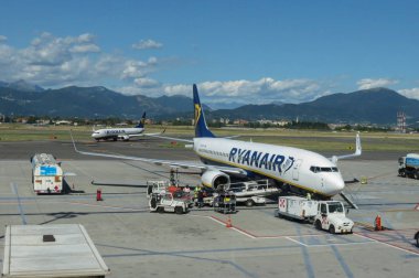 Orio Al Serio, Bergamo, İtalya - Eylül 2015 yaklaşık: Havaalanı hazır yatılı için Ryanair uçak Boeing 737-800 Park