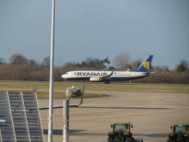 Ocak 2015 yaklaşık - Londra, İngiltere: Ryanair Jet uçak pist üzerinde. Ryanair dünyanın en büyük düşük maliyetli havayolu şirketidir.