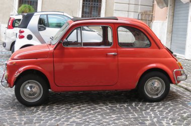 Viterbo, İtalya - 18 Ekim 2015: kırmızı Fiat 500 şehir merkezinde bir meydanında Park