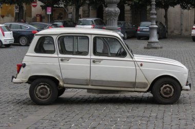 Viterbo, İtalya - Ekim 2015 yaklaşık: Beyaz Renault 4 şehir merkezinde bir meydanında Park