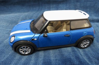 Oxford, İngiltere - Ekim 2015 yaklaşık: minyatür gösterimi bir ışık mavi Mini Cooper araba (2013 sürümü) Çin'de, çocuk oyuncak 2014 yaklaşık olarak üretilen beyaz çatılı