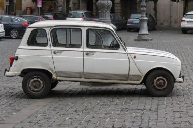 Viterbo, İtalya - Ekim 2015 yaklaşık: Beyaz Renault 4 şehir merkezinde bir meydanında Park