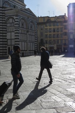 Florence, İtalya - Ocak 2016 yaklaşık: Bagaj Katedral Meydanı üzerinde taşıyan tanımlanamayan turist