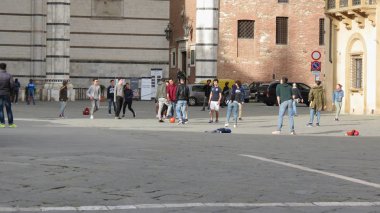 Siena, İtalya - Nisan 2016 yaklaşık: İtalyan bilirler ve kız öğrenciler kare Katedrali ayağından oynayan bir schooltrip içinde