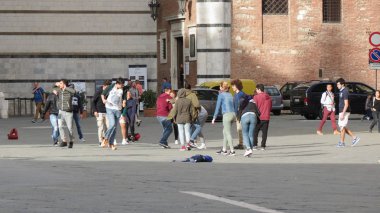 Siena, İtalya - Nisan 2016 yaklaşık: İtalyan bilirler ve kız öğrenciler kare Katedrali ayağından oynayan bir schooltrip içinde