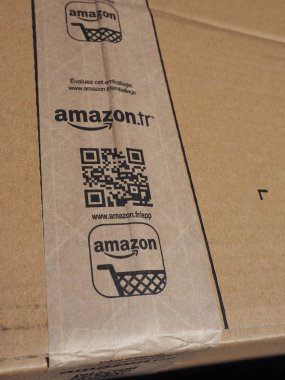 Londra, İngiltere - Ocak 2016 yaklaşık: Kahverengi karton yapışkan bant üzerinde Amazon logolu oluklu