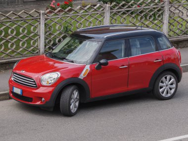Milan, İtalya - Mayıs 2015 - yaklaşık kırmızı Mini küçük araba (yeni model 2013 itibaren üretilen,)
