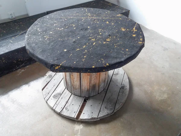 工業用の木製リール ヒップスター テーブルとベンチ — ストック写真