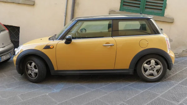 Arezzo Italy Circa April 2016 Желтый Mini One Автомобиль Черной — стоковое фото