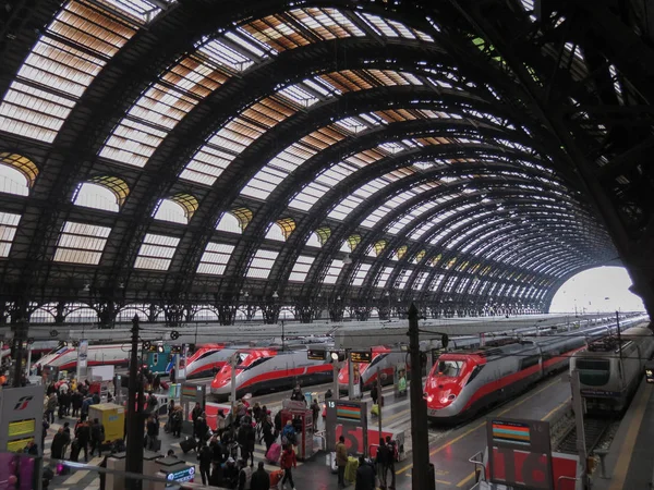 ミラノ イタリア 2014 ミラノ中央 Frecciarossa 列車と乗客とミラノの主要鉄道駅 — ストック写真