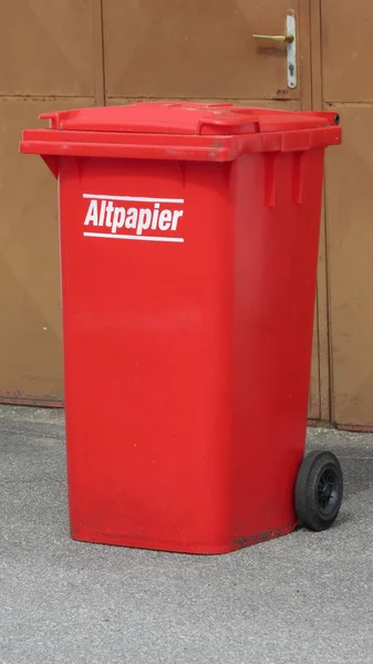 维也纳 奥地利 2016年 Altpapier 意思旧纸张或废纸 红色的废弃物容器 Aka 垃圾仓垃圾 Bin 垃圾桶 — 图库照片