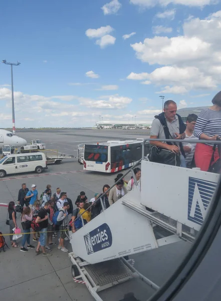 Prague République Tchèque Circa Juillet 2016 Embarquement Passagers Non Identifiés — Photo