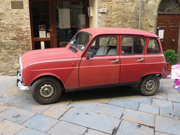 Volterra Italy Circa December 2014 Red Renault Car Parked Street — Stock Photo, Image