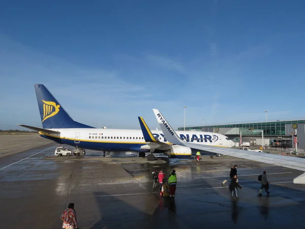 Londyn Około Stycznia 2015 Samolot Odrzutowy Ryanair Przygotowanie Wejścia Pokład — Zdjęcie stockowe