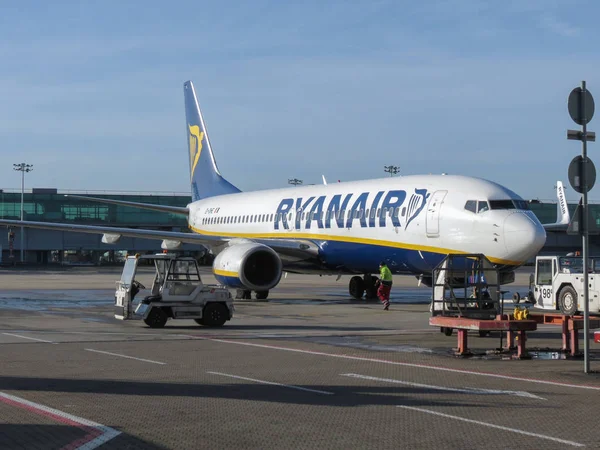 Londyn Około Stycznia 2015 Samolot Odrzutowy Ryanair Przygotowanie Wejścia Pokład — Zdjęcie stockowe