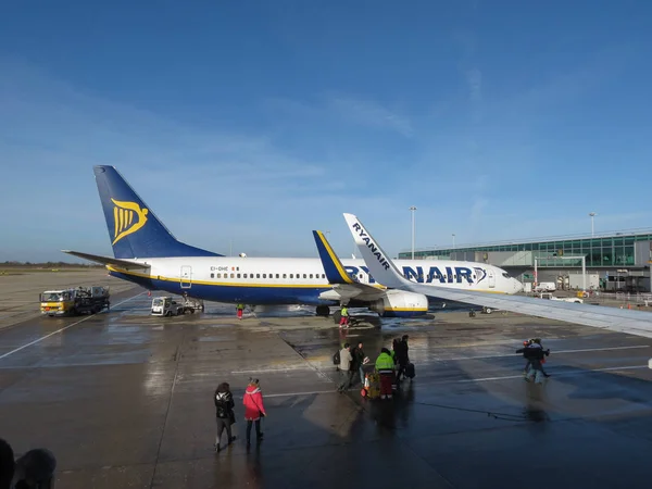 Londyn Około Stycznia 2015 Samolot Odrzutowy Ryanair Przygotowanie Wejścia Pokład — Zdjęcie stockowe