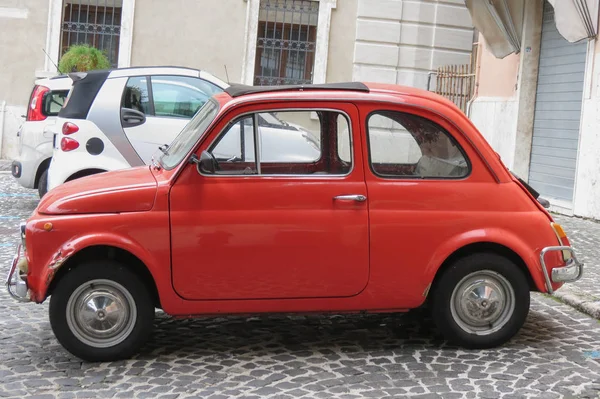Viterbo Italia Octubre 2015 Fiat 500 Rojo Estacionado Una Plaza — Foto de Stock