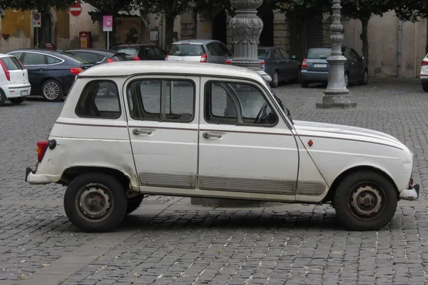 Viterbo Itália Circa Outubro 2015 Renault Branco Estacionado Uma Praça — Fotografia de Stock