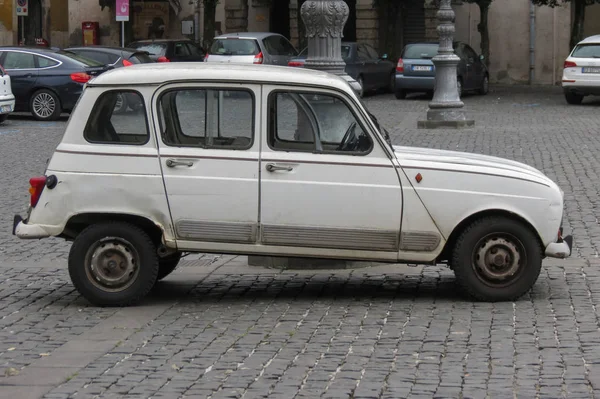 Viterbo Italy Circa October 2015 White Renault Parked Square City — Stock Photo, Image