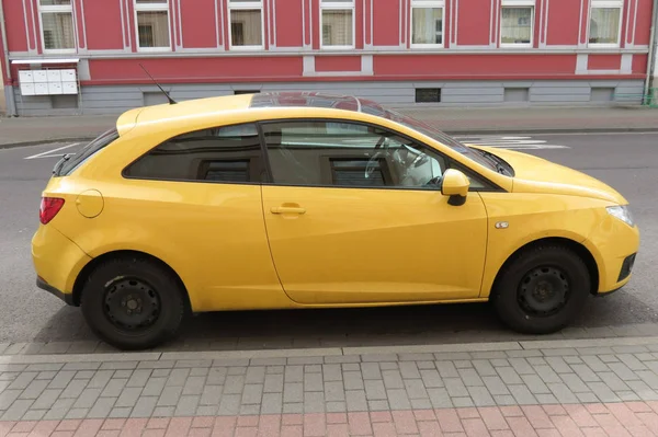 Koethen Deutschland März 2016 Gelber Sitzibiza Wagen Geparkt Einer Straße — Stockfoto