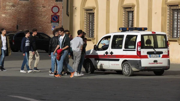 Siena Itália Circa Abril 2016 Polizia Municipale Polícia Cidade Apreendendo — Fotografia de Stock