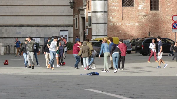 Siena, İtalya - Nisan 2016 yaklaşık: İtalyan bilirler ve kız öğrenciler kare Katedrali ayağından oynayan bir schooltrip içinde