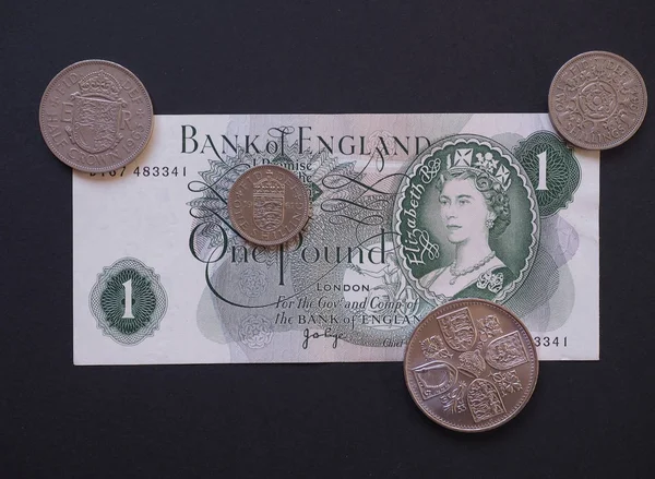 70年代的英镑钞票和英国的硬币货币现在撤回 — 图库照片