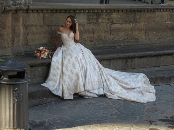 Florença Itália Circa Outubro 2018 Noiva Vestido Noiva Posando Para — Fotografia de Stock