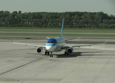 Vienna, Avusturya - Haziran 2012 yaklaşık: Uçak Schwechat Havaalanı, Estonya Hava Yolları