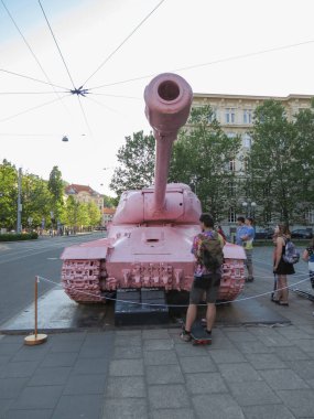Brno, Çek Cumhuriyeti - Mayıs 2017 yaklaşık: pembe tank, tartışmalı parça çek sanatçı David Cerny tarafından 1991 yılında yayımlanan