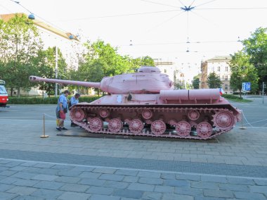 Brno, Çek Cumhuriyeti - Mayıs 2017 yaklaşık: pembe tank, tartışmalı parça çek sanatçı David Cerny tarafından 1991 yılında yayımlanan